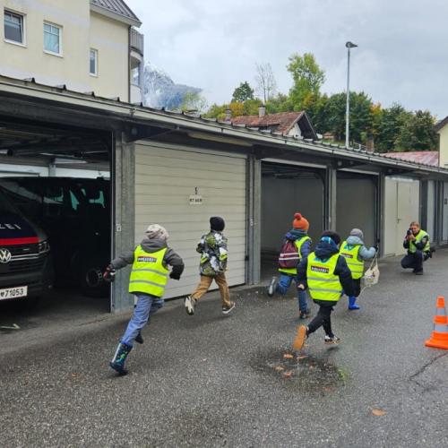 Ein Polizist misst mit der Radrpistole wie schnell 5 Kinder rennen