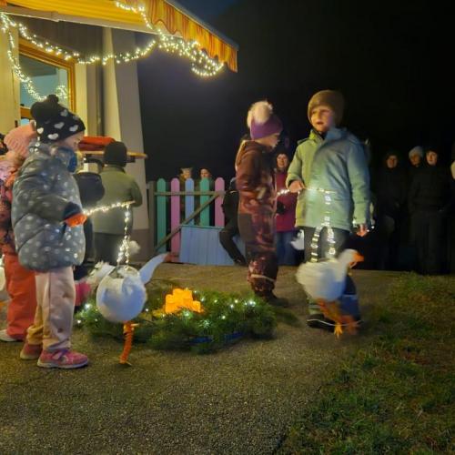 Kindergartenkinder machen einen Lichtertanz