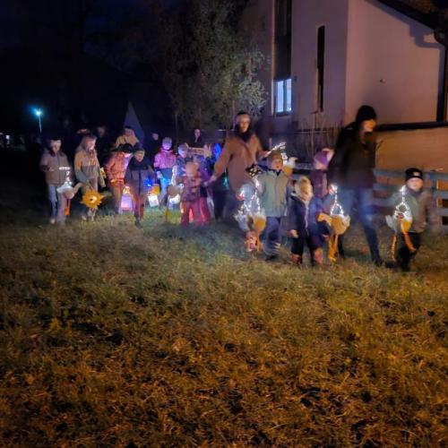 Laternenumzug mit den Kindergartenkinder und Volksschulkinder 