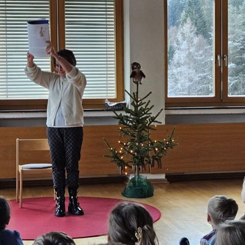 Autorin zeigt Nikolausbild her