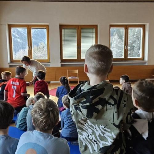 Kinder horchen gspannt