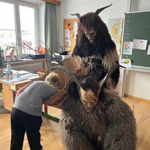 Kind holt etwas aus dem Krampuskorb