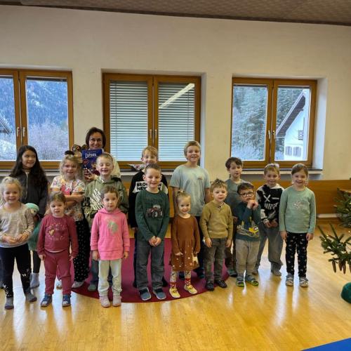 Schul- und Kindergartenkinder mit Autorin Christine