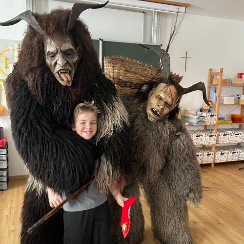 Krampusse mit einem Kind