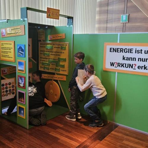 Zwei SChüler arebeiten an einer Station