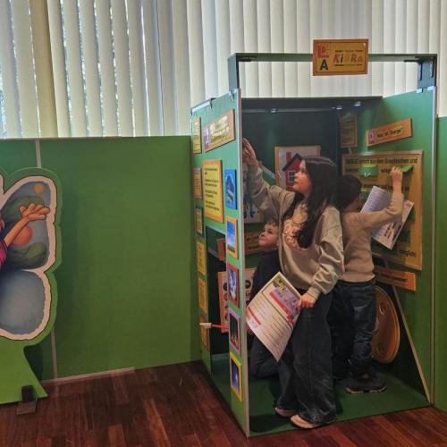 Zwei Schülerinnen arbeiten in der Holzkoje des Projektes KieRa