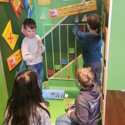 Alle vier Volksschüler arbeiten in der Holzkoje des Projektes KieRa