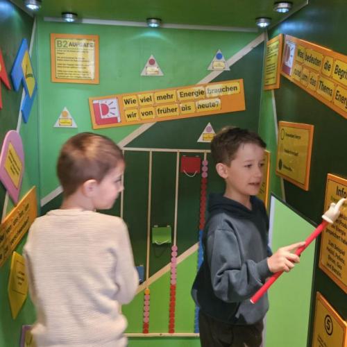 Die Drittklässler arbeiten an einer Station des Projektes