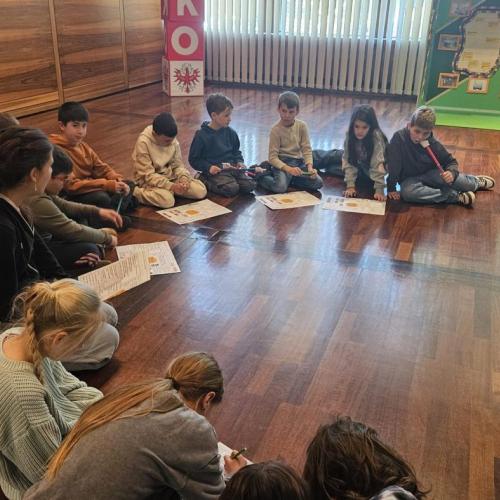 Die Schüler sitzen in einem Sitzkreis auf dem Boden