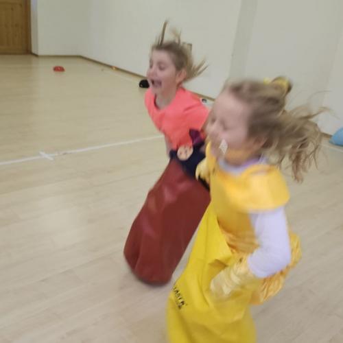 Zwei Kinder hüpfen um die Wette