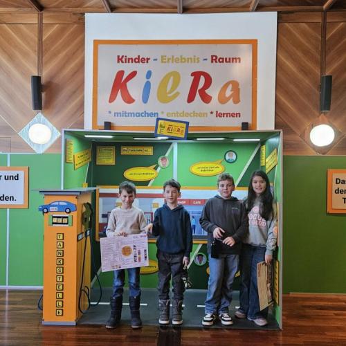 Volkschüler stehen in einer Holzkoje des Projektes KieRa