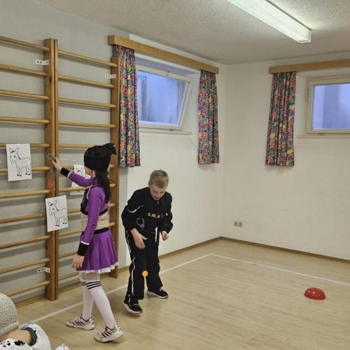 Ein Schüler versucht blind den Schwanz des Esels (Bild) zu treffen