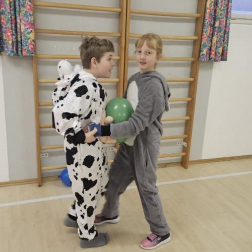 Luftballontanz - wei Kinder tanzen mit einem Luftballon 