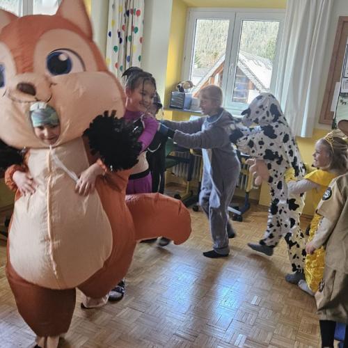 Verkleidete Kinder machen eine Polonaise 
