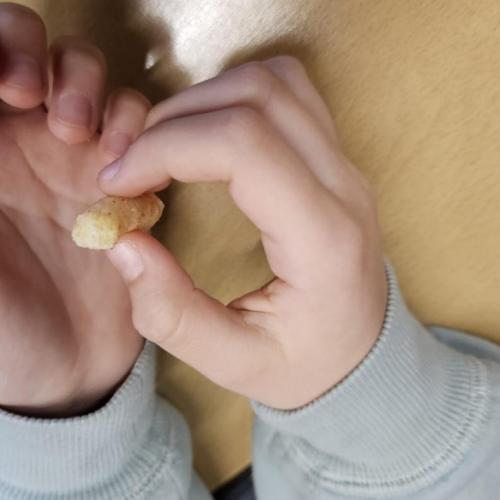 zwei Händer ertasten ein Pufuleti