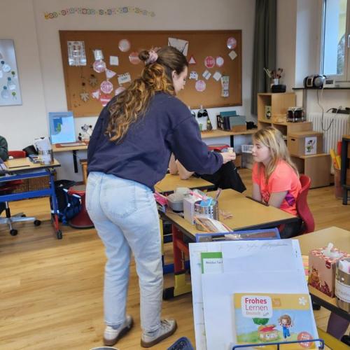Kinder riechen an einem Döschen mit Zimt