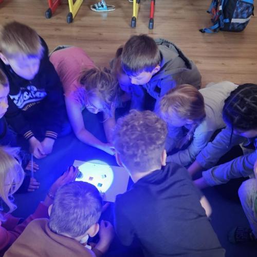 Kider beobachten welcher Legostein(Grundfarben)  bei einem blauen Licht am hellsten leuchtet