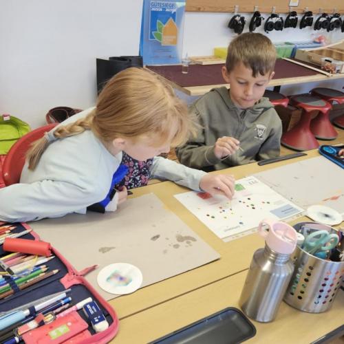 Zwei Schüler mischen Farben 
