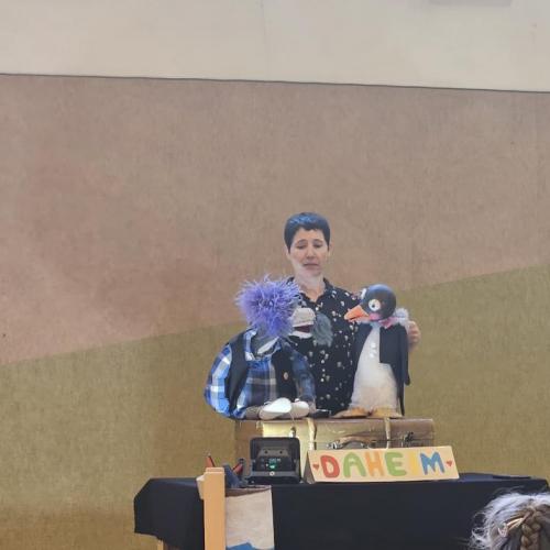 Kinderkabarettistin Tanja Ghetta  mit ihren Handpuppen Fredl Semmelknodel und Pinguin Freezy
