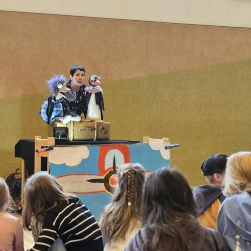 Kinderkabarettistin Tanja Ghetta  mit ihren Handpuppen Fredl Semmelknodel und Pinguin Freezy