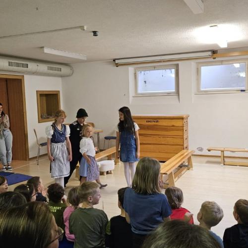 Ein Rollenspiel - über wie ist ein Tag fürher abgelaufen - von 4 Schüler/innen vorgespielt 