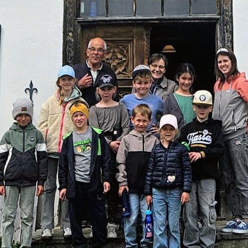 Die Schüler stehen vor dem Heimatmuseum