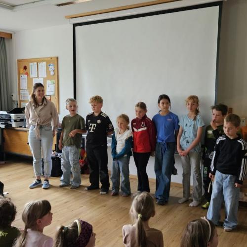 Schüler stellen die einzelnen Stationen beim Abschluss vor 