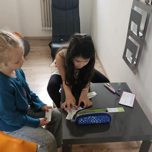 Zwei Schüler arbeiten an dem Stationsbetrieb