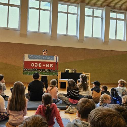 Mehrere Volksschüler beobachten die Schauspielerin
