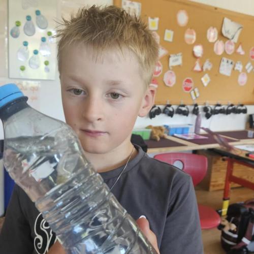 Ein Schüler experimentiert mit seinem gebastelten Cartesischen Taucher 