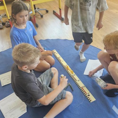 4 Schüler schneiden einen Draht zu