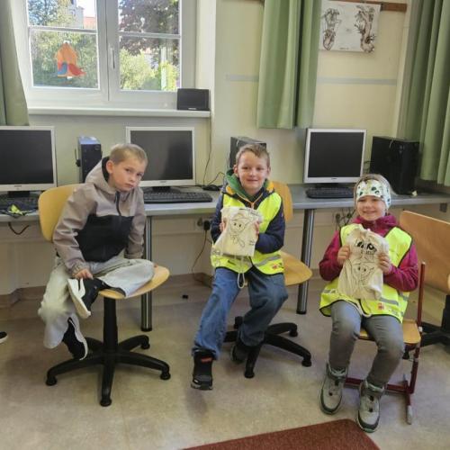 5 Schüler sitzen in der Klasse