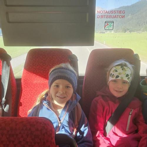 4 Schüler sitzen im Bus
