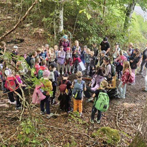 Schüler hören einer Lehrperson zu