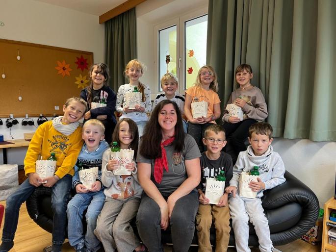 Dieses Bild zeigt die Ortsbäuerin Anna mit den Schulkindern