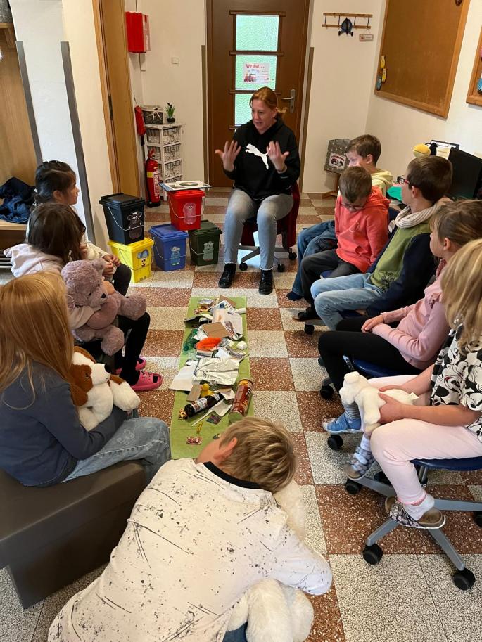 Die Kinder hören der Referentin aufmerksam zu