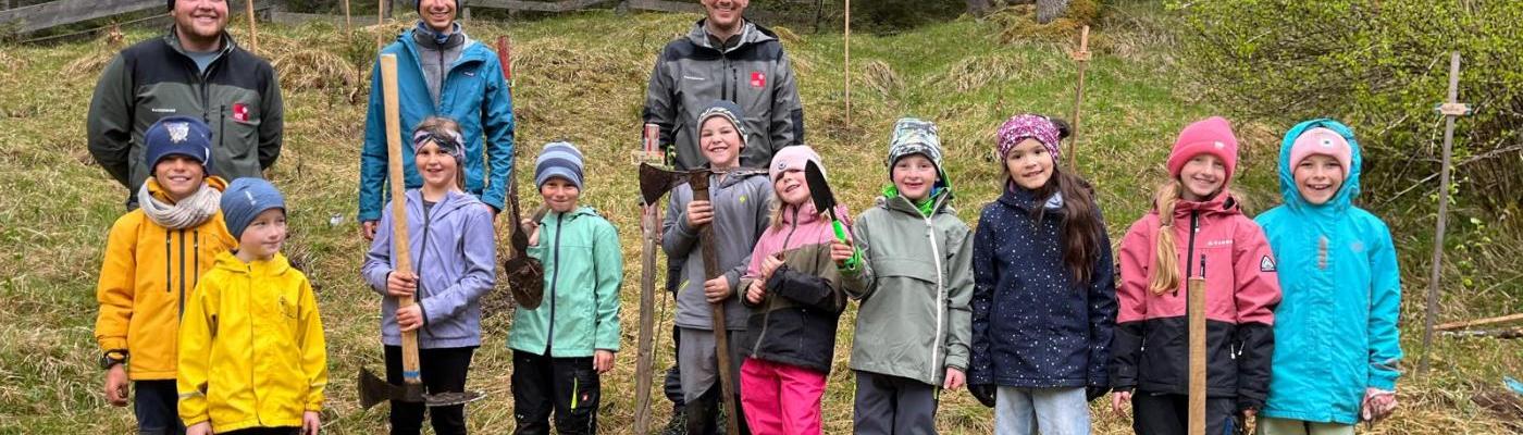 Bäume pflanzen mit den Waldaufsehern
