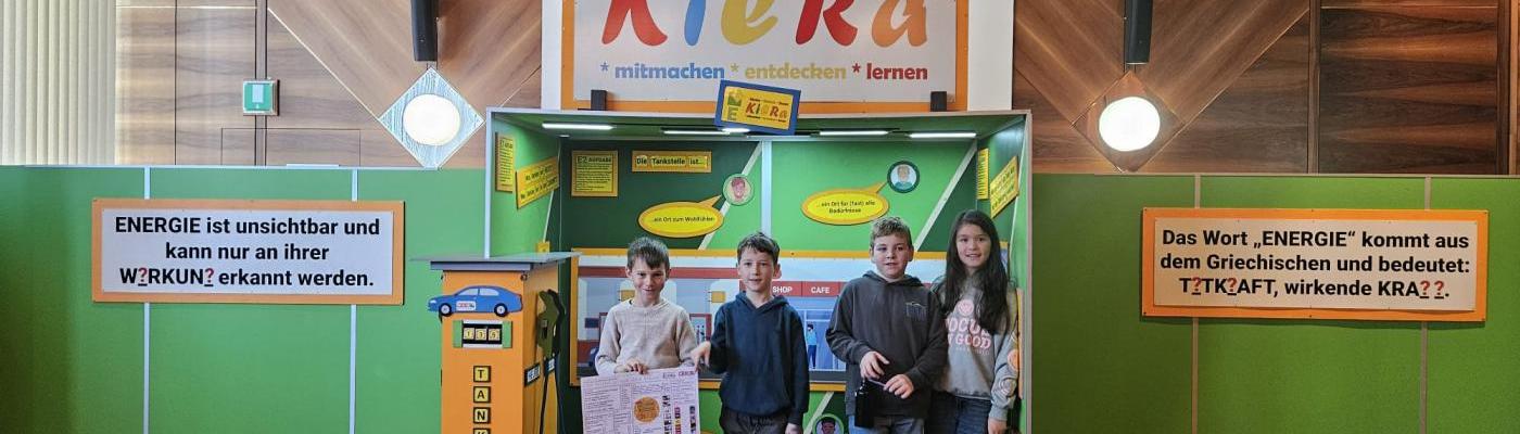 Volkschüler stehen in einer Holzkoje des Projektes KieRa