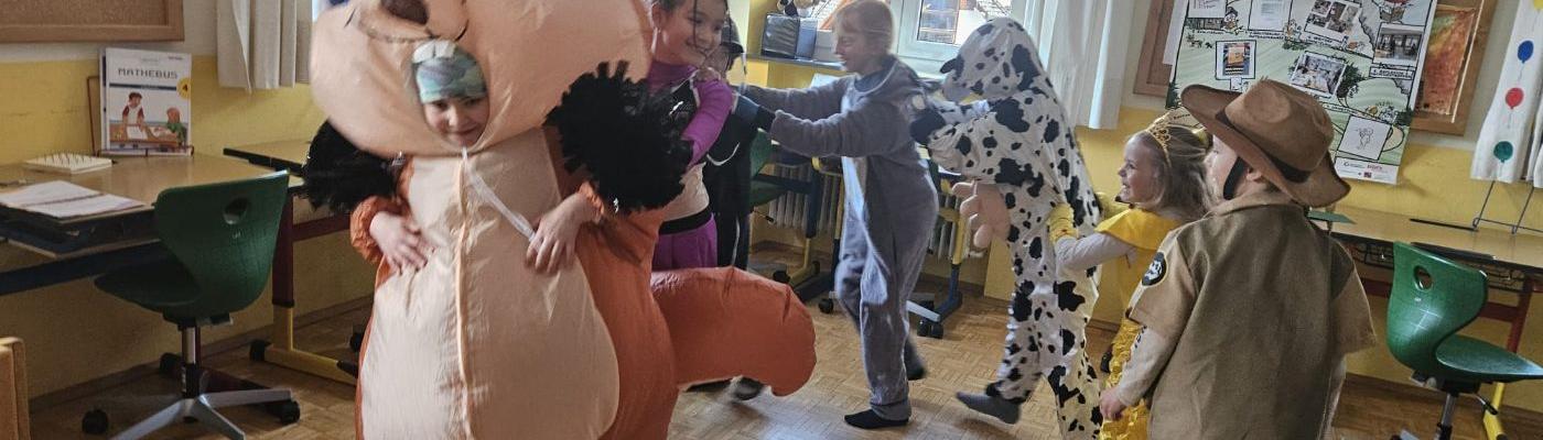 Verkleidete Kinder machen eine Polonaise 