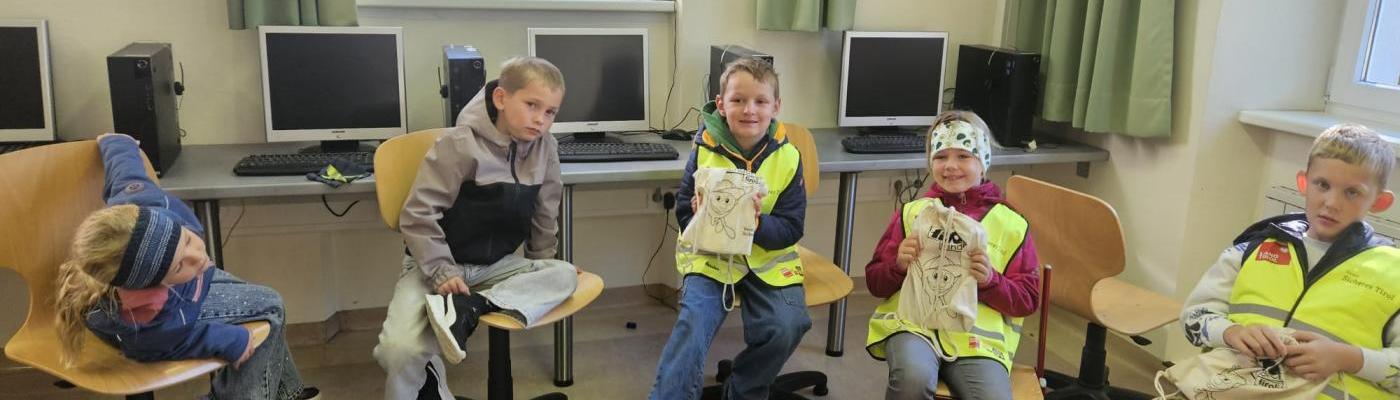 5 Schüler sitzen in der Klasse