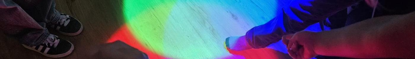 Ein grüner , ein blauer und ein roter Lichtstrahl wird gebündelt 