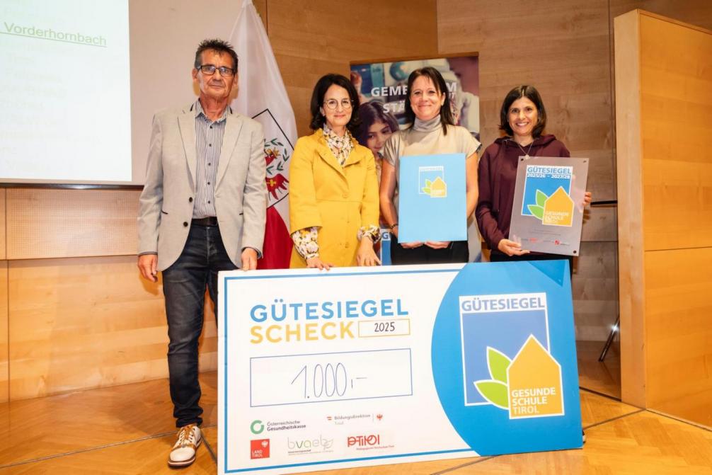 4 Personen halten einen Gütesiegelscheck