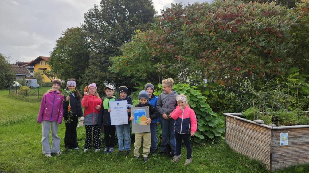 Schüler der Volksschule Forchach halten das Gütesiegel
