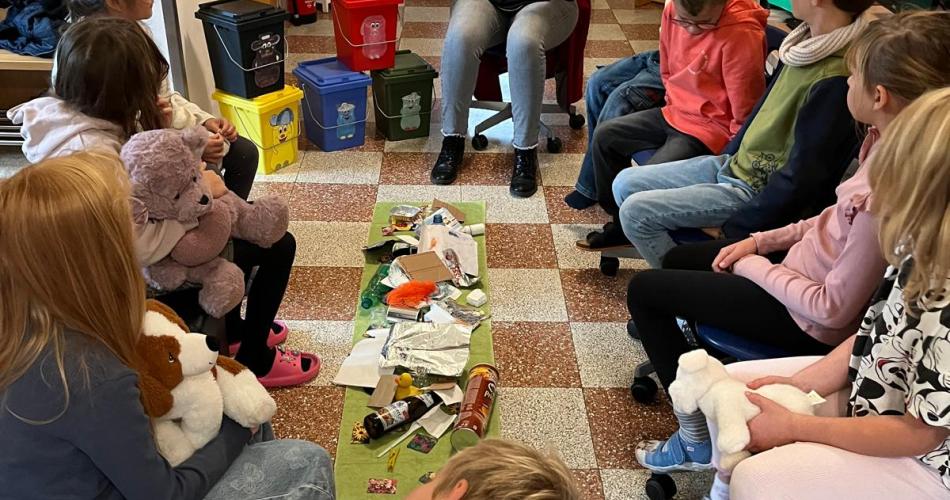 Die Kinder hören der Referentin aufmerksam zu