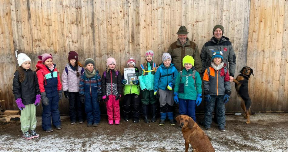 Schulkinder mit dem Jäger und dem Waldaufseher 