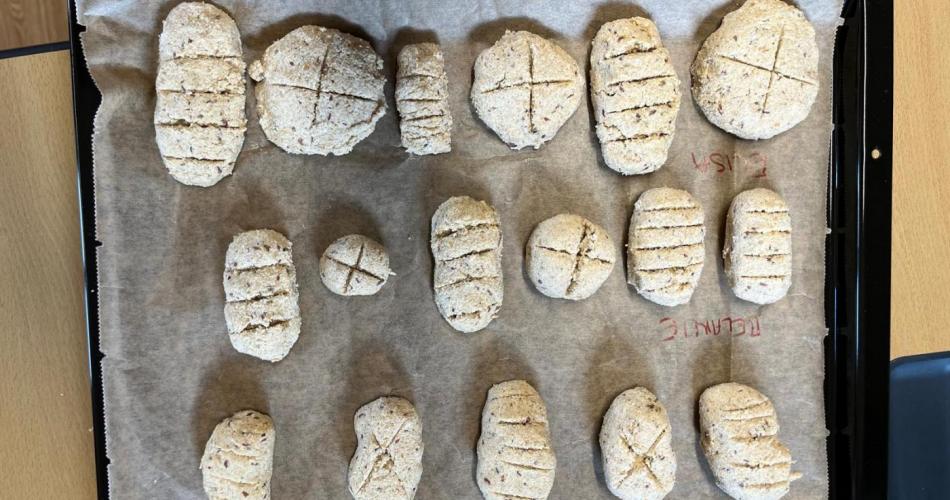 Brötchen bevor sie in den Backofen geschoben werden