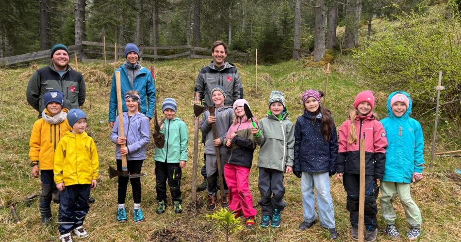 Bäume pflanzen mit den Waldaufsehern