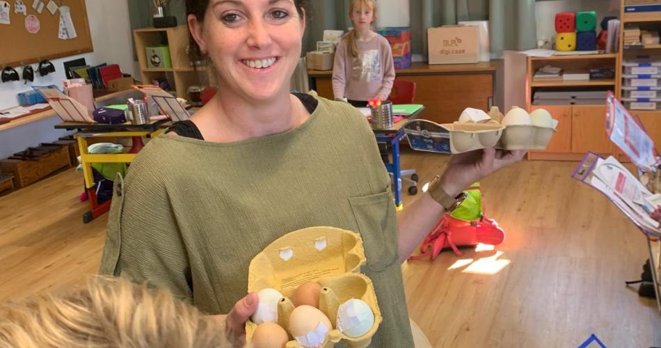 Ortsbäuerin Anna mit einer Eierschachtel