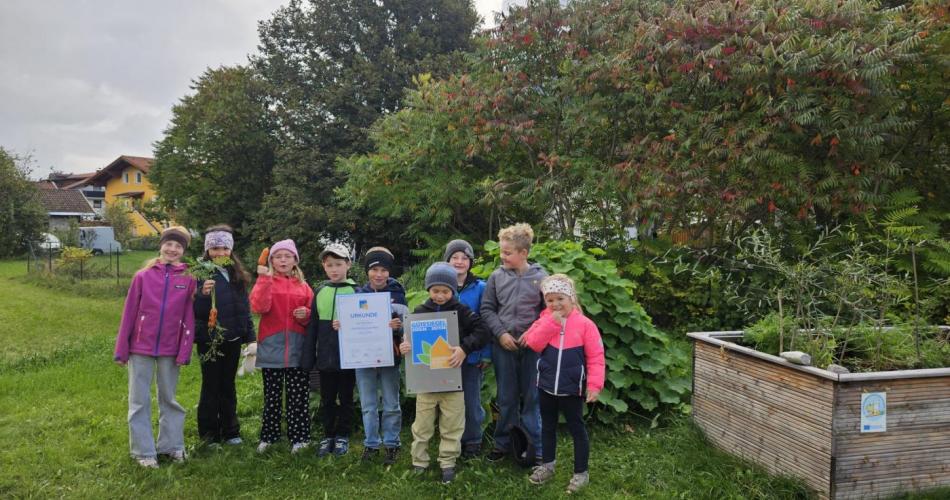 Schüler der Volksschule Forchach halten das Gütesiegel 