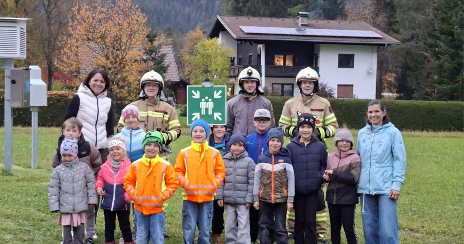 Jungfeuerwehr mit Schulkindern